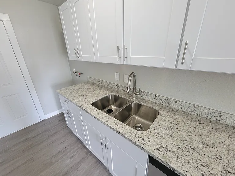 4909 Holloway Dr — Photo 7