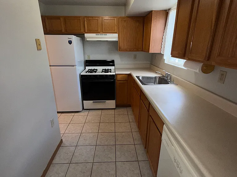 162 E Marigold St — Photo 3