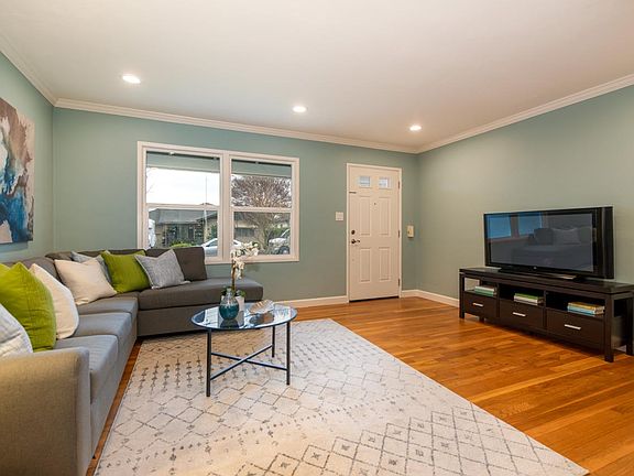 4th image of 329 Orchard Ave