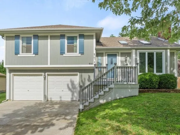 921 N Sunset Dr, Olathe, KS 66061