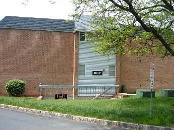 2nd image of 807 Eves Dr Unit 1T