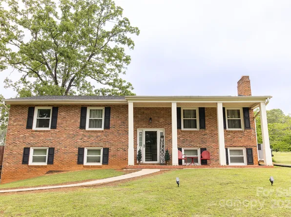 1352 W Cherokee St, Blacksburg, SC 29702