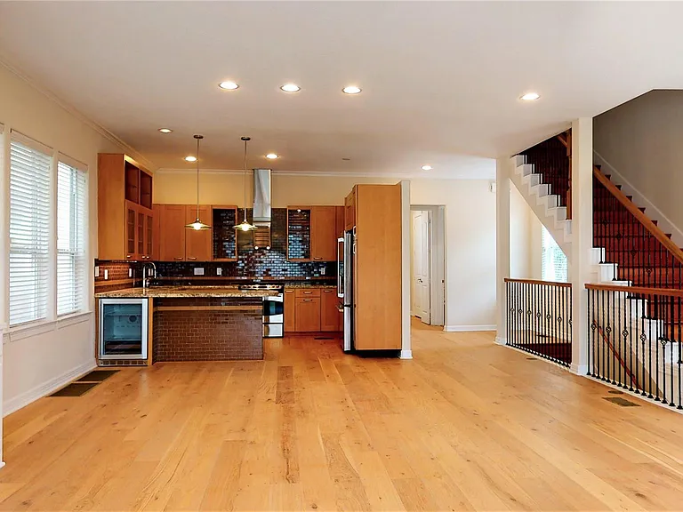 2104 State St — Photo 9