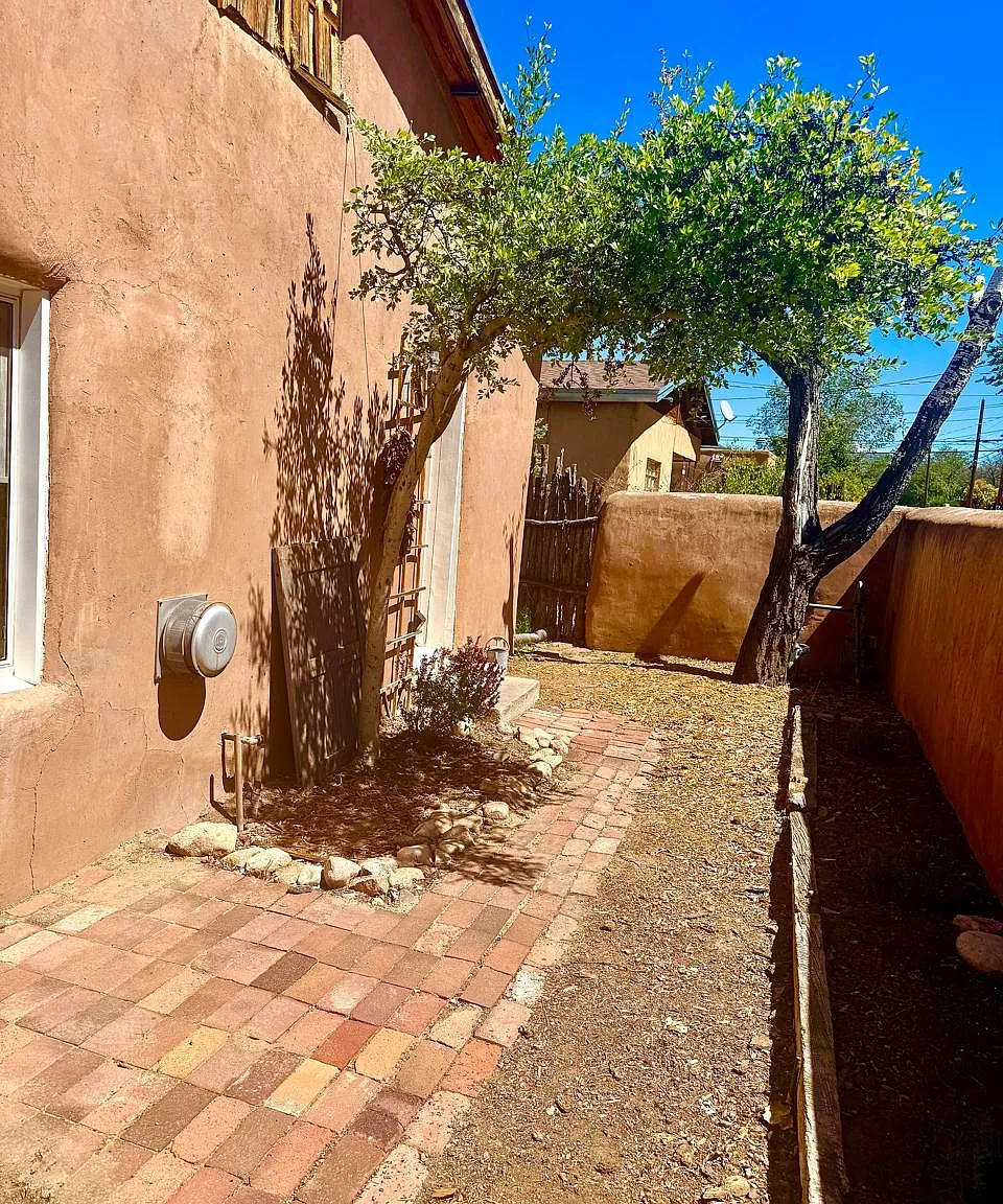 2 bed, 900 sqft, $1,995 — Photo 1