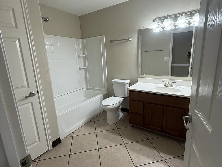 212 S Kossuth St #B — Photo 4