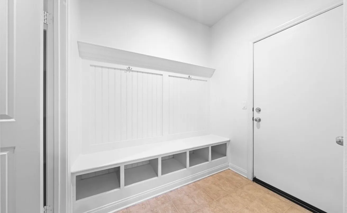 8 bed, 4860 sqft, $899 — Photo 1