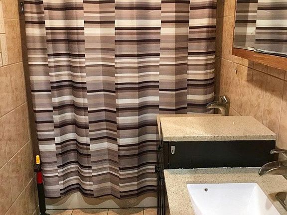 tub and double sinks