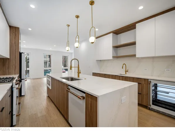 1124 W Addison St, Chicago, IL 60613