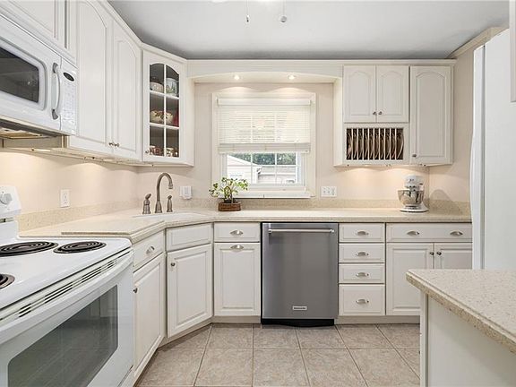 4th image of 24 Morton Ave