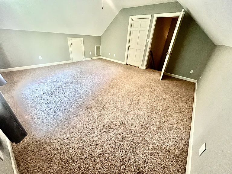 Large Bonus Room -on 3rd floor-pic 2