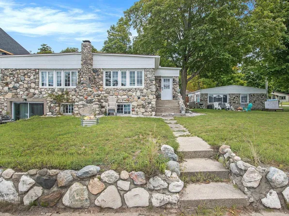 4642 Main St, Onekama, MI 49675