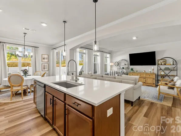 8208 Merryvale Ln, Charlotte, NC 28214