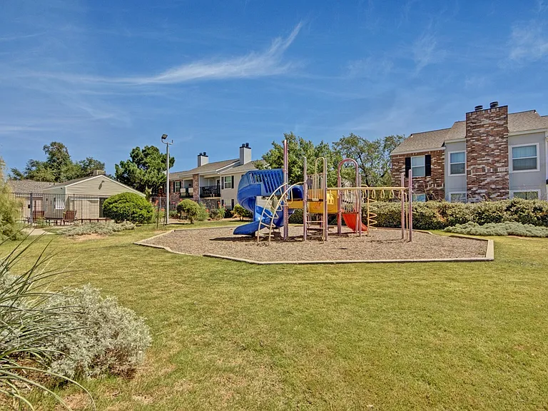 Cypress Pointe — Photo 15