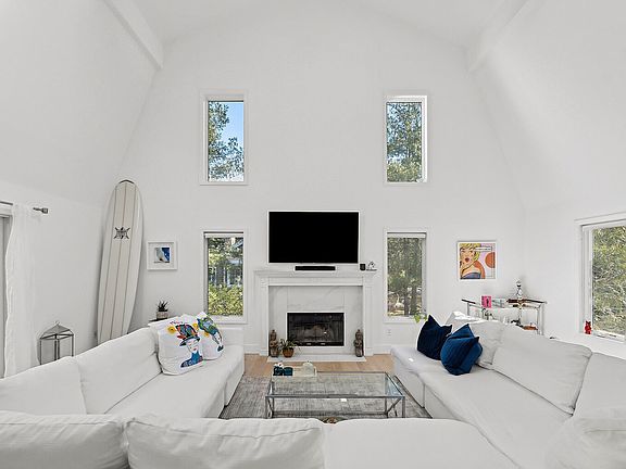 3rd image of 5 Cowhill Ln