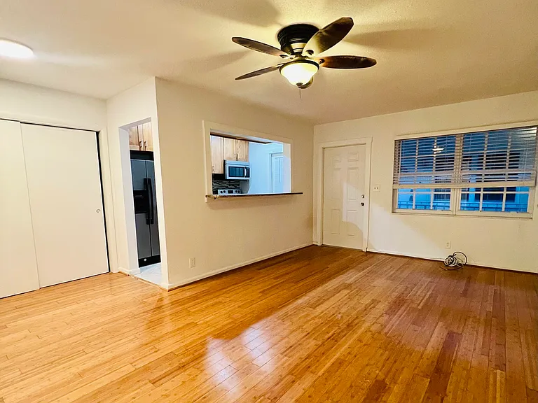 2404 NE 33rd Ave #12 — Photo 3