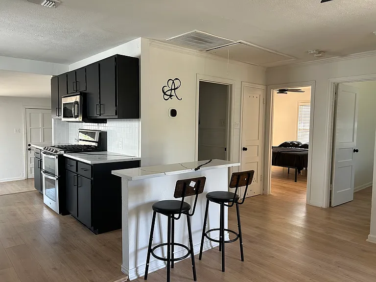 3303 Hollywood Ave — Photo 6