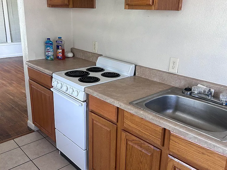 1140 Covington St — Photo 3