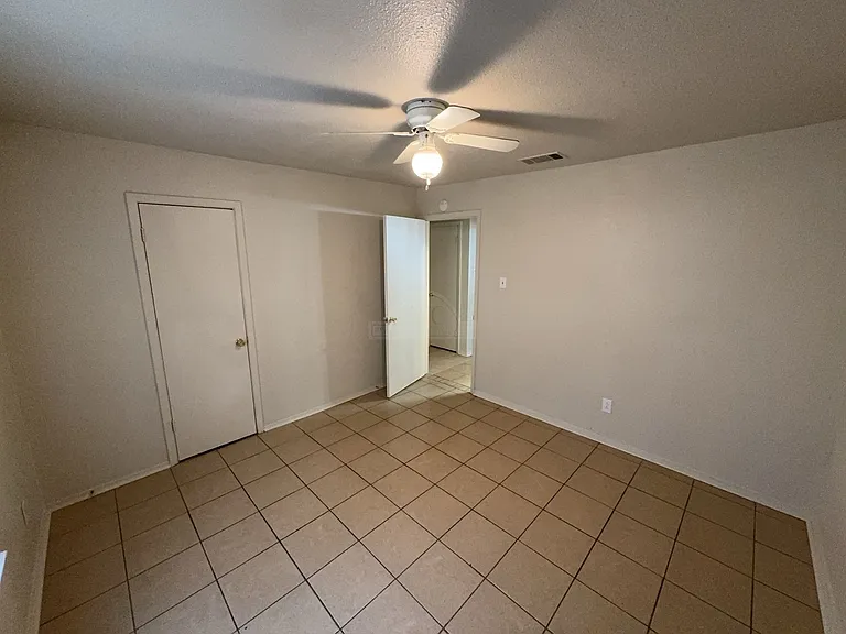 1906 Cedarhill, Killeen — Photo 11