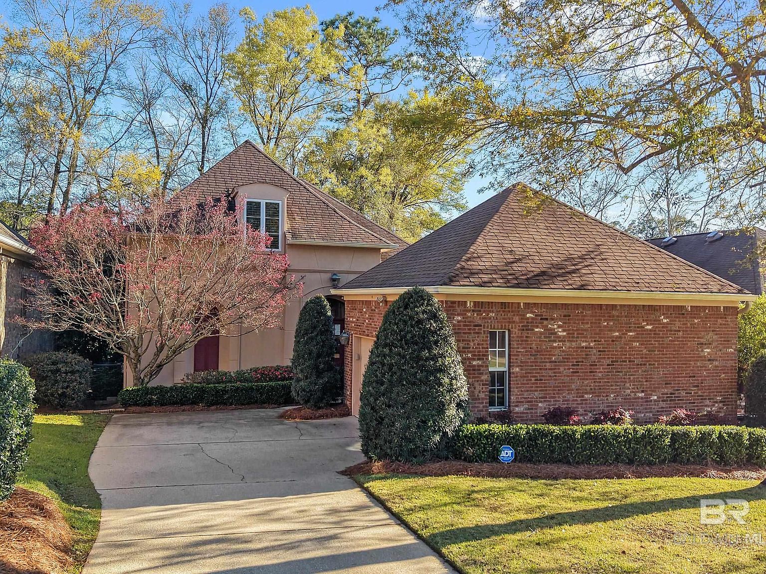 105 N Creek Cir