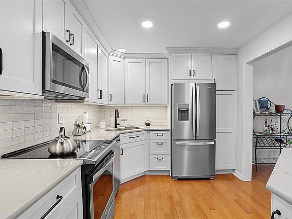 4th image of 5587 Waterman Blvd APT C