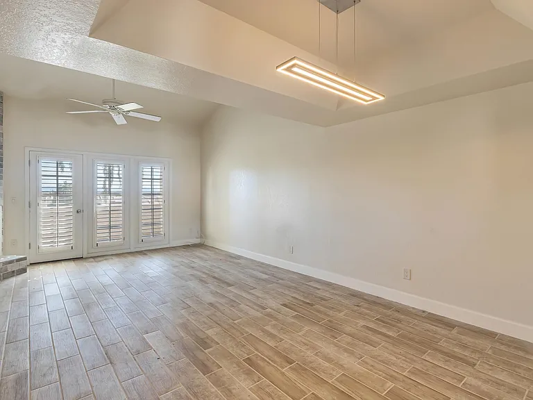2931 E Rose Ln — Photo 4