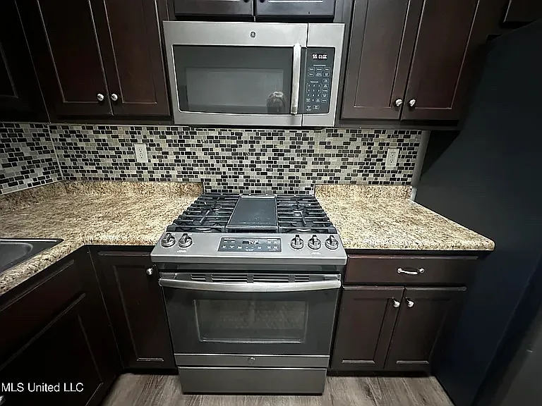 7927 Ridgedale Dr — Photo 3