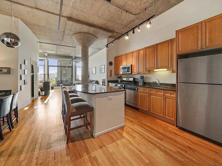 900 N Kingsbury St #800 — Photo 3