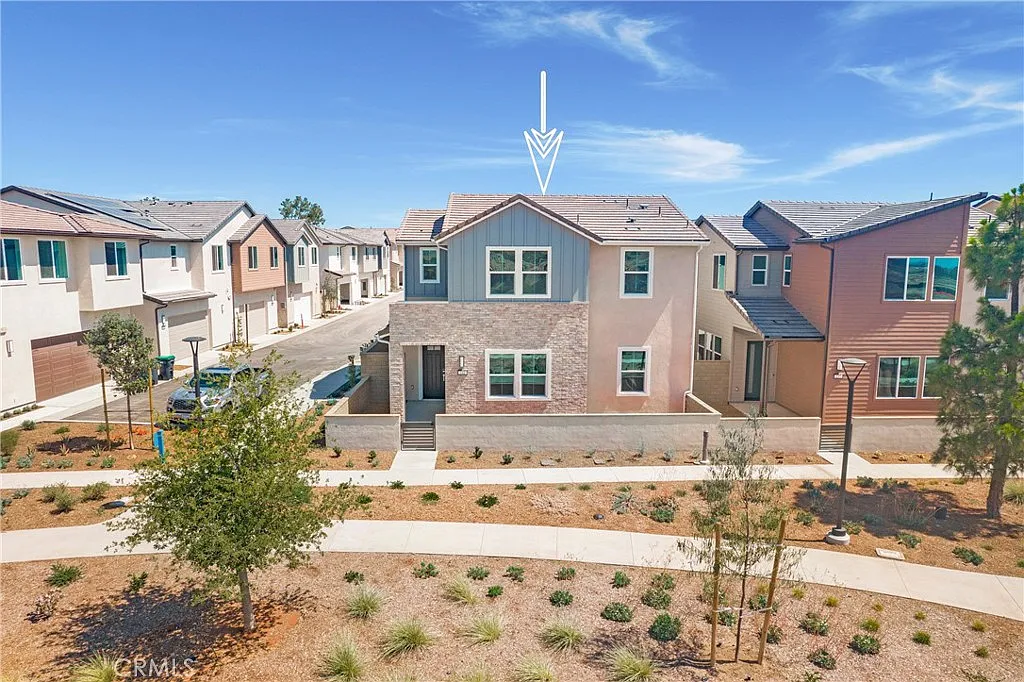 6 bed, 2500 sqft, $6,498 — Photo 1