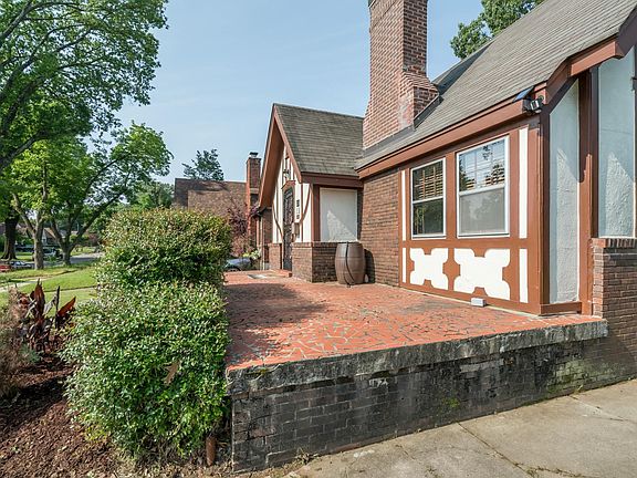 3rd image of 909 Kensington Pl