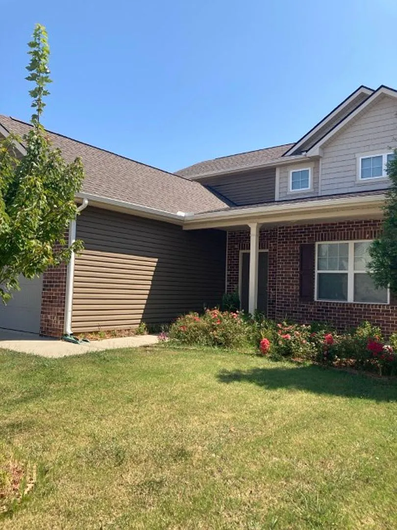 Well Appointed 2 Story Home in Lebanon — Photo 2