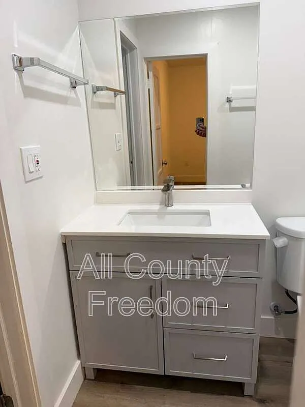 2 bed, 1.0 bath, $3,000 — Photo 3