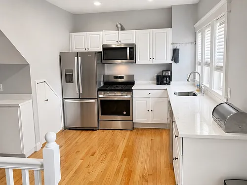 323 Bainbridge St Photo 1