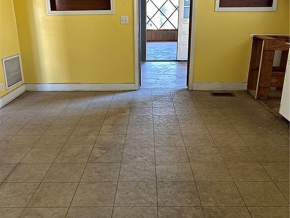 5th image of 420 W Pleasant St