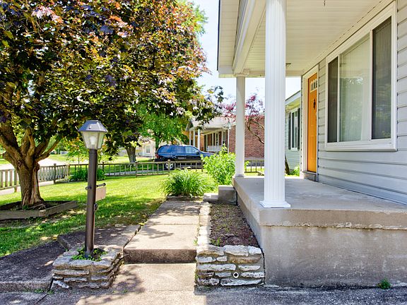 3rd image of 210 Glissade Dr