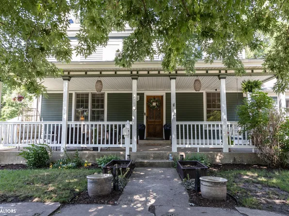 707 N 4th St, Clear Lake, IA 50428