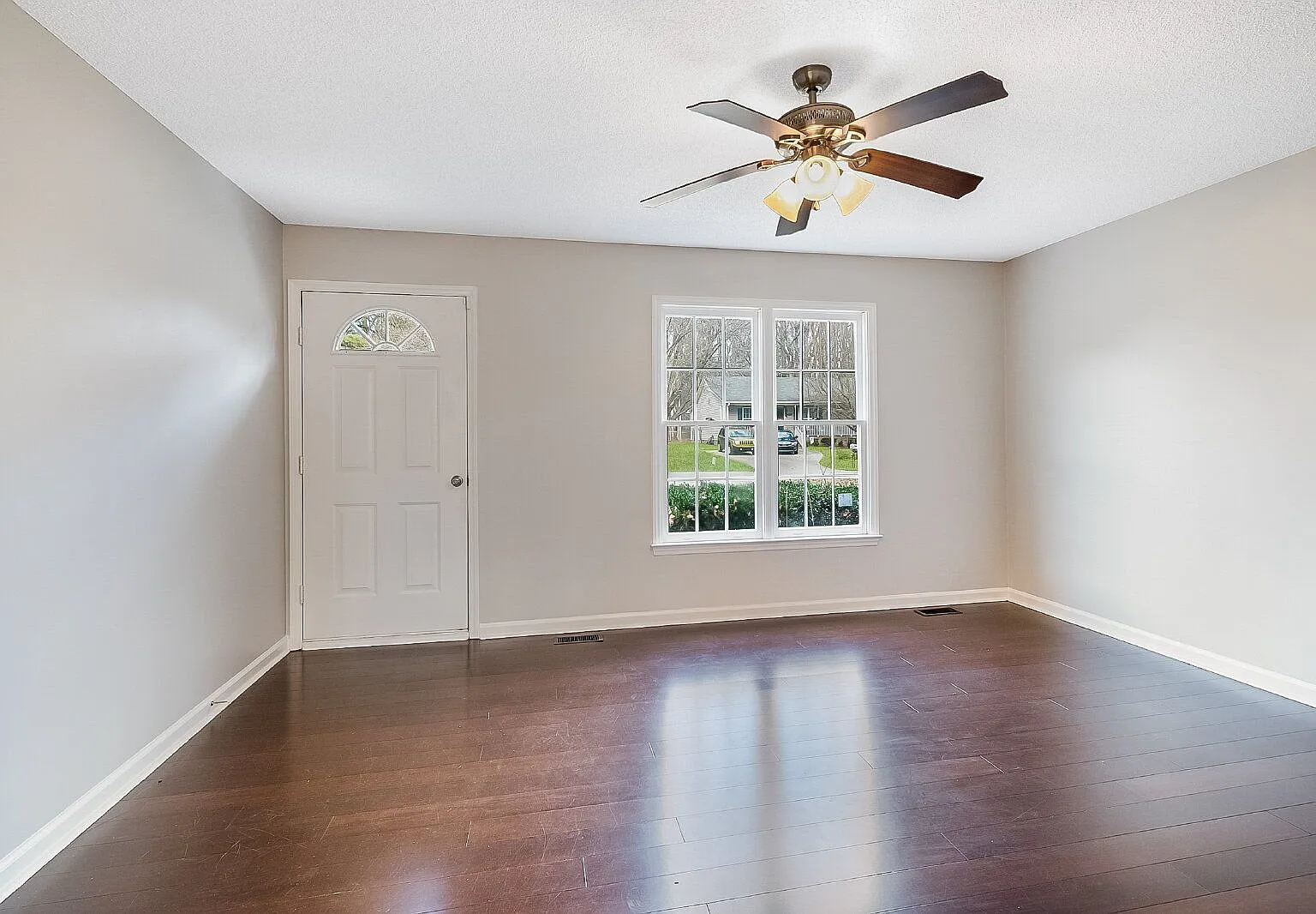 3 bed, 2.0 bath, 1045 sqft, $1,675 — Photo 3