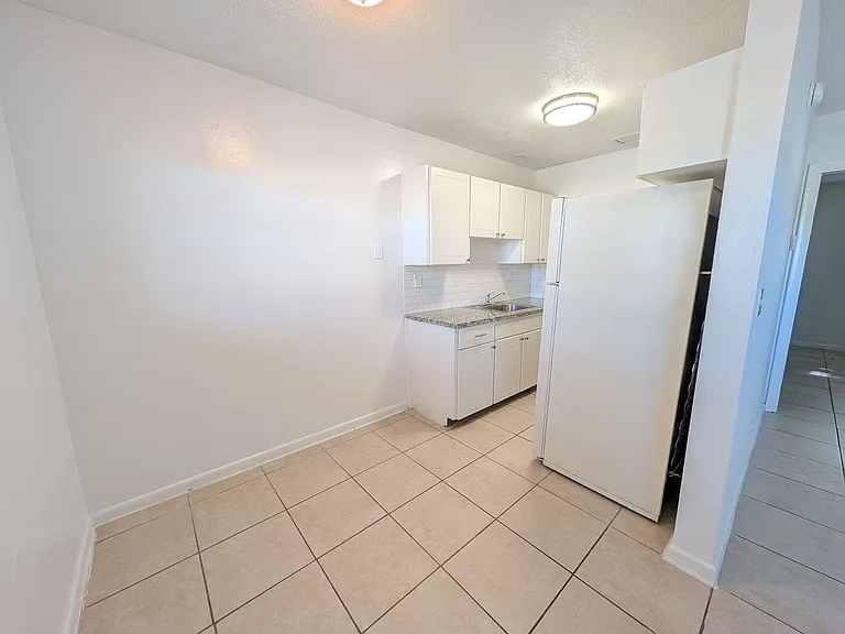 466 Sunshine Dr — Photo 3