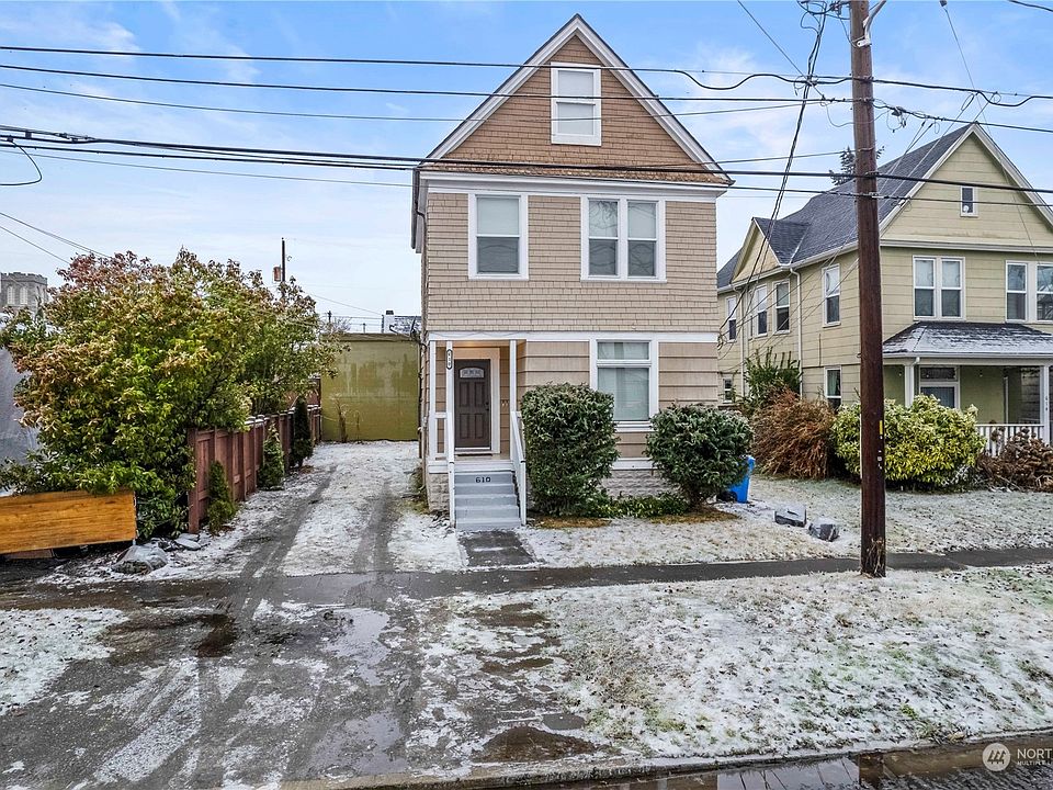 Large 2.5 story duplex with a full 702 sq ft, unfinished basement. >