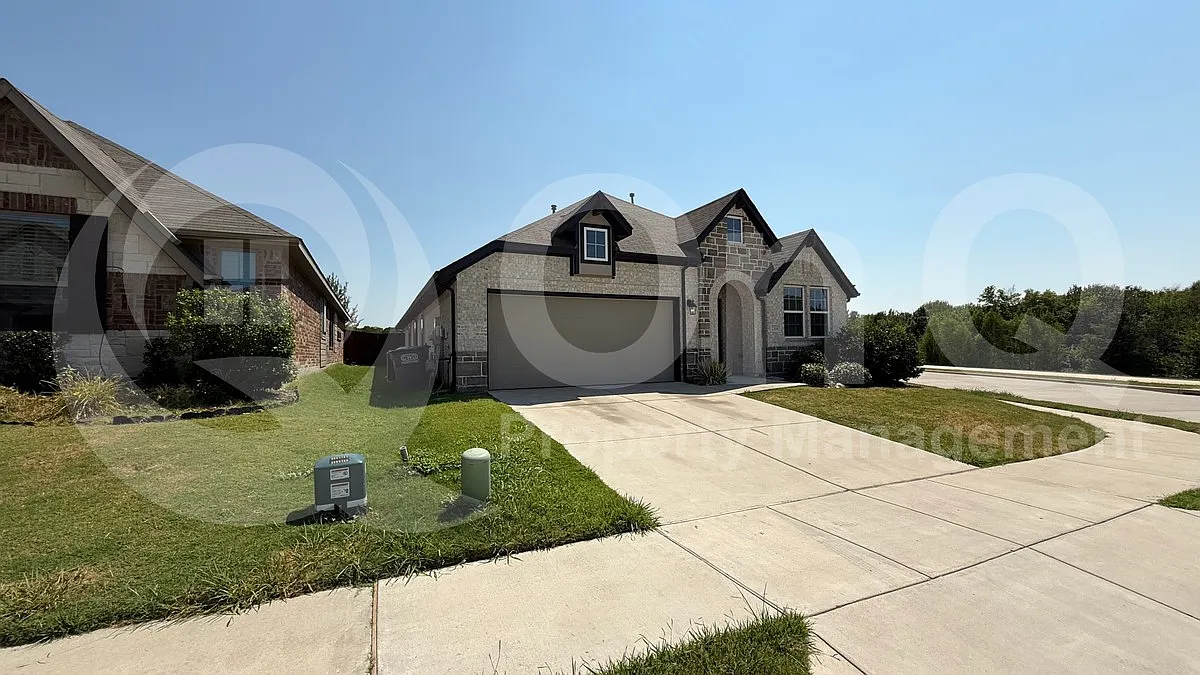 5 bed, 3.0 bath, 2419 sqft, $3,095 — Photo 3