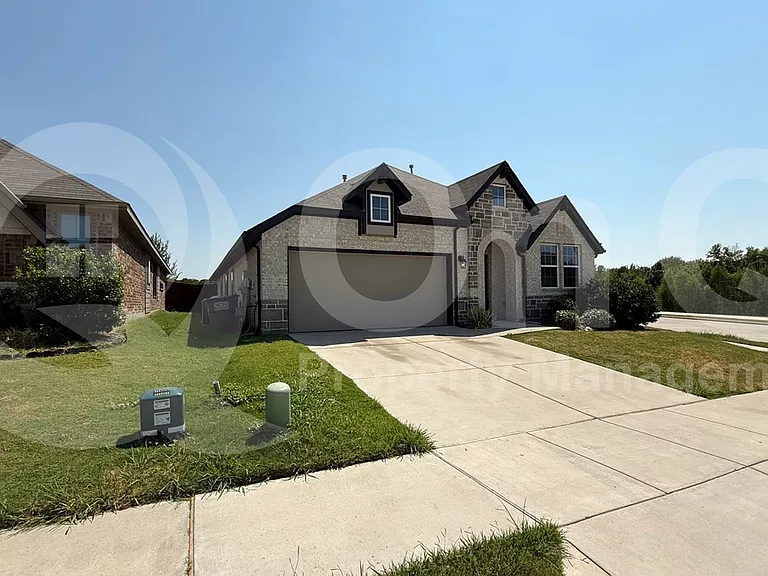 204 Rosewood Dr — Photo 3