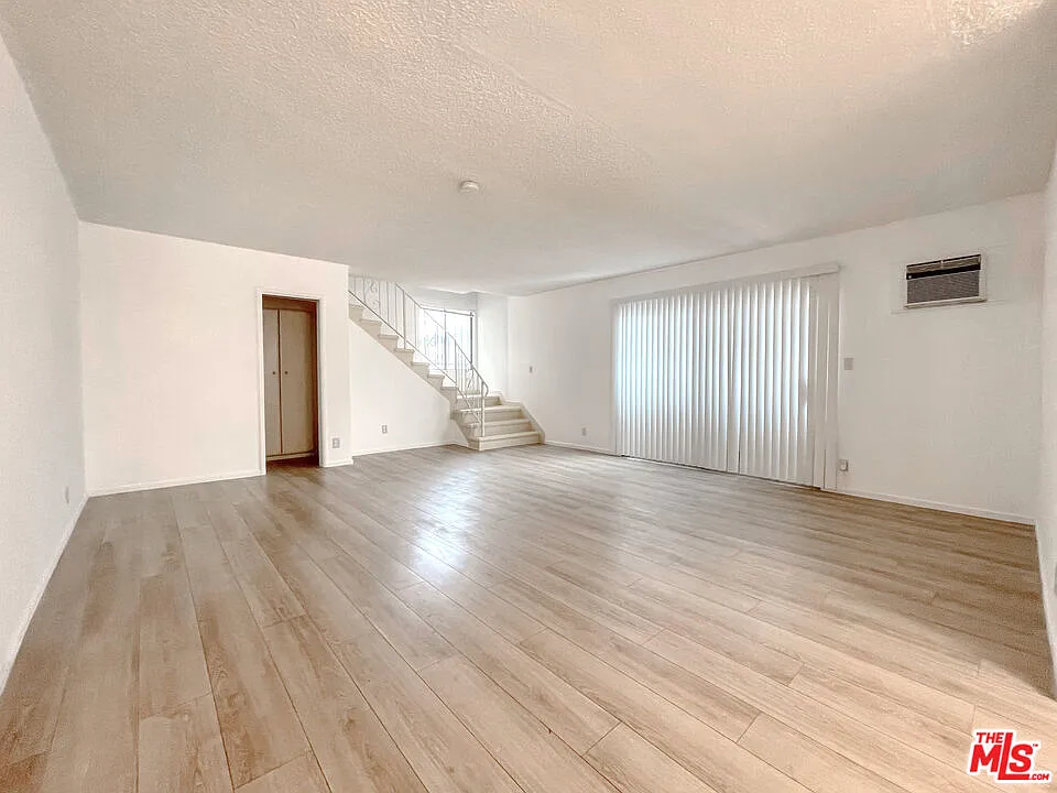 2 bed, 1.5 bath, 1350 sqft, $3,350 — Photo 2