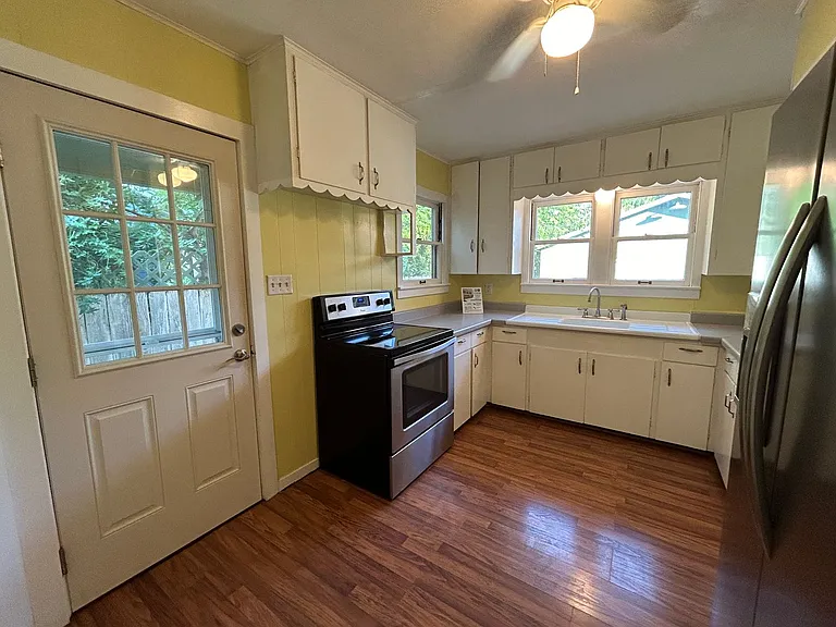 893 Pine St — Photo 9