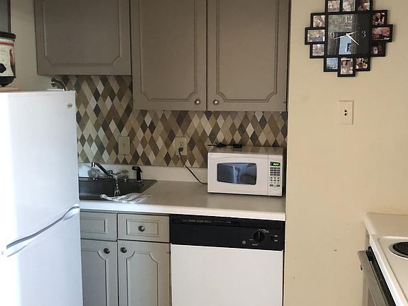 3rd image of 727 Barracks St APT 7