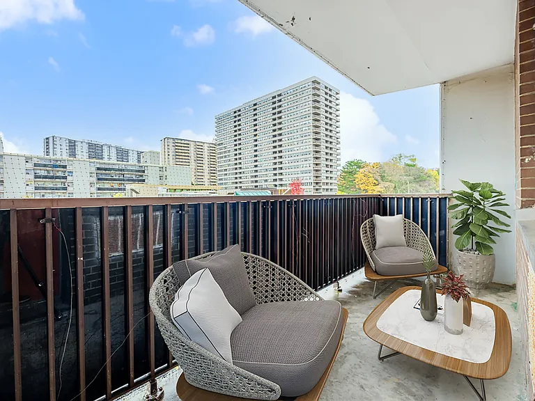 44 Thorncliffe Park Dr — Photo 10