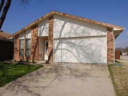 5th image of 2219 Versailles Dr
