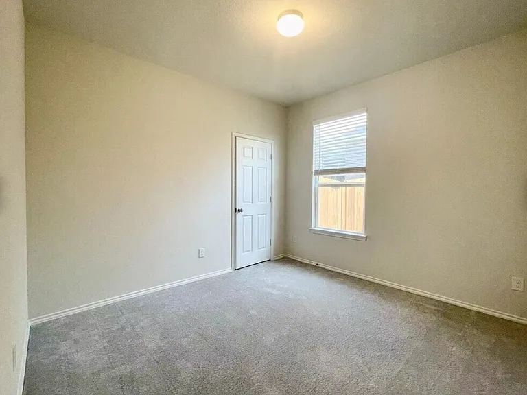 1009 Briarbush Ct — Photo 16
