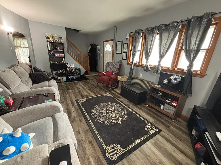 137 E Elm St — Photo 9
