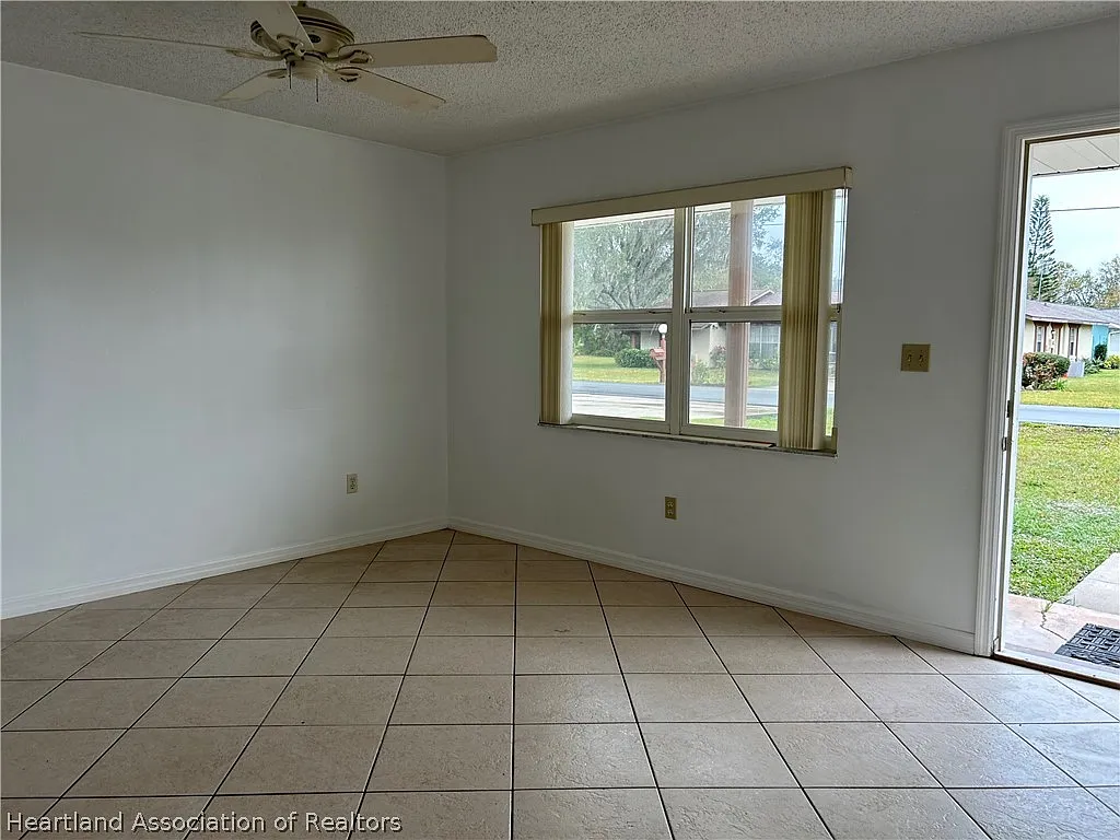 2 bed, 1.0 bath, 1560 sqft, $1,100 — Photo 2