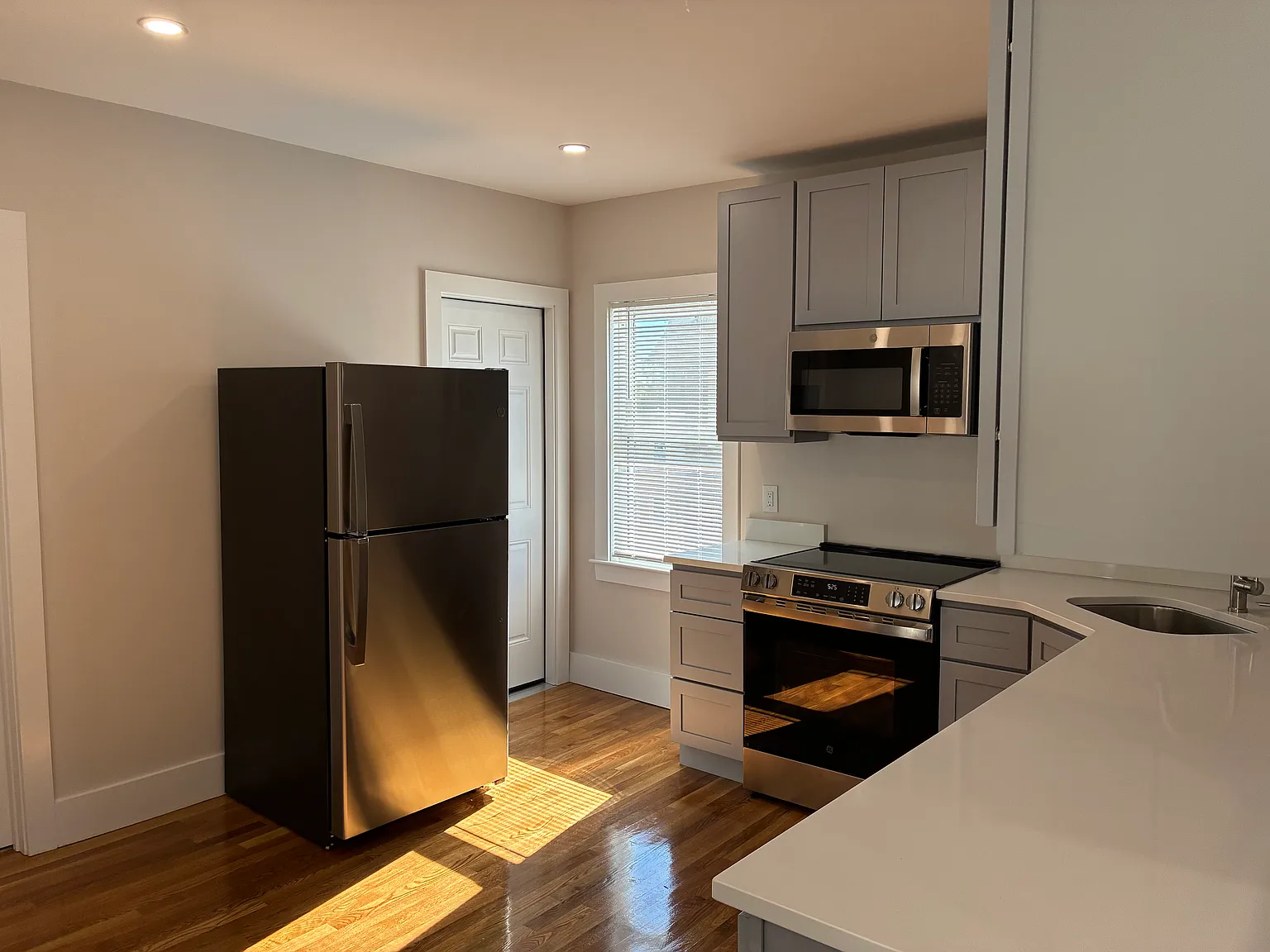 3 bed, 1.5 bath, 9999 sqft, $3,300 — Photo 1