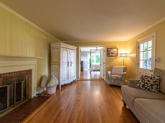 3rd image of 853 Mountain View Dr